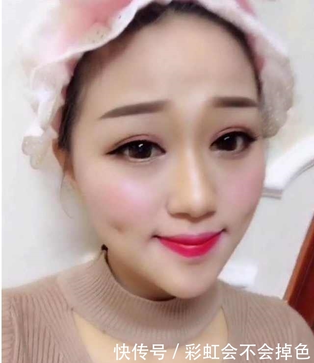 女孩被同学嘲笑太丑,愤怒化妆,妆后的样子美不胜收!