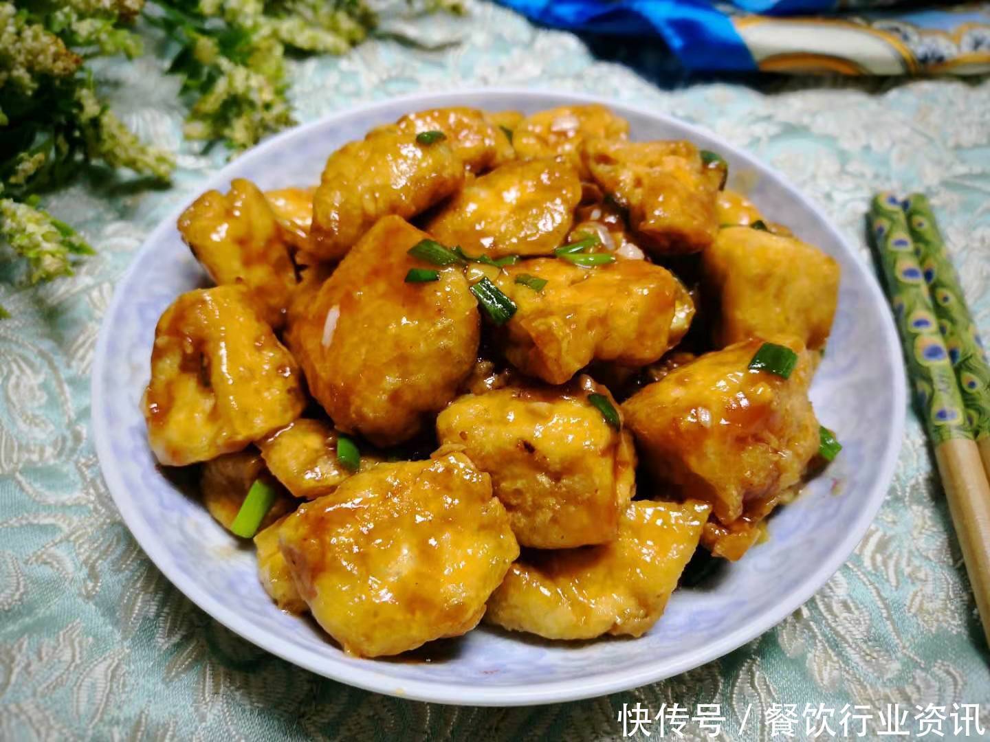 块钱|酱汁油豆腐,这菜我家隔几天做一回,2块钱炒一大盘,比肉还好吃