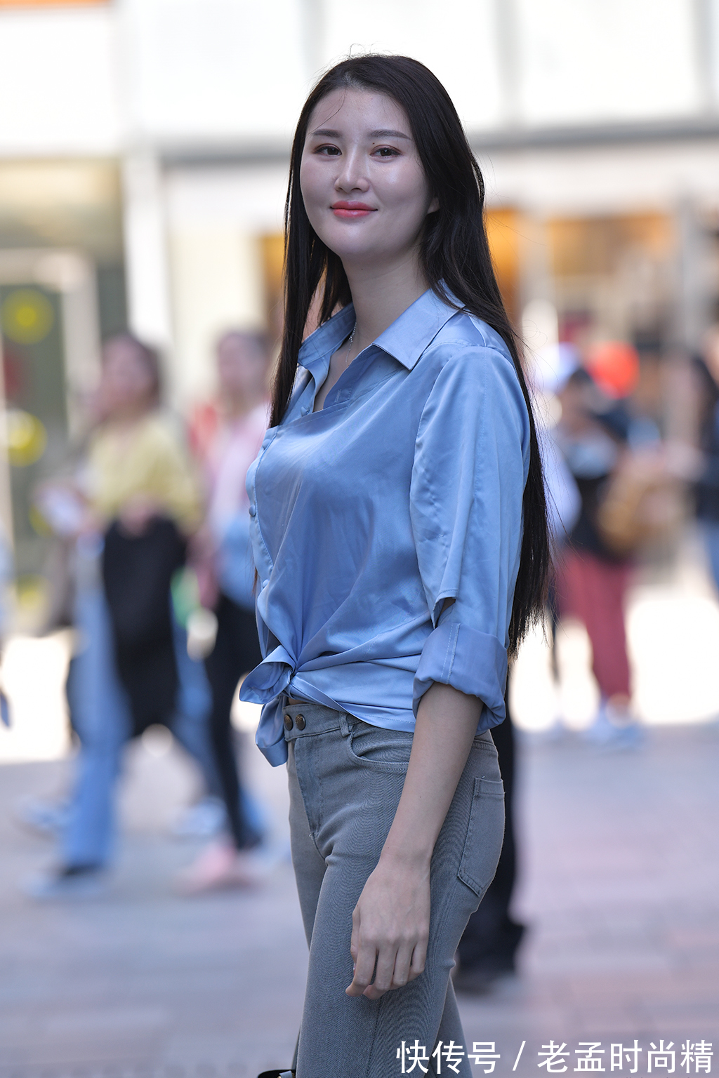 气韵|衬衫配牛仔裤,穿出初秋简单的美,时尚干练又显成熟的气韵