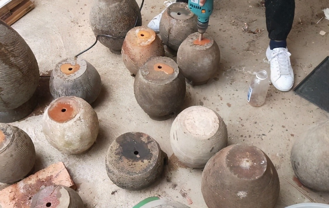 十多年前的老坛子,收集起来打孔改造,用来种多肉可不是一般的美