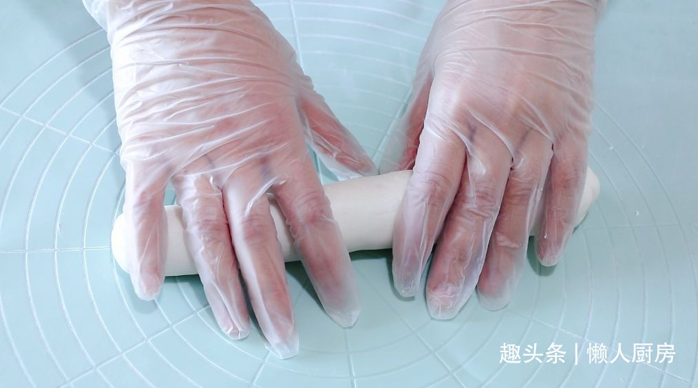 年糕不用买，撒点糯米粉，加点热水自己做，咬一口，还会爆浆