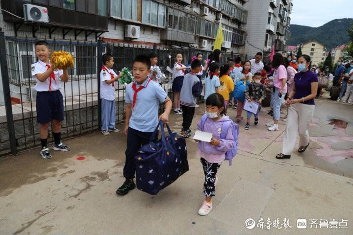 朱砂|走红毯，敲响鼓、点朱砂……烟台开学第一天仪式感满满