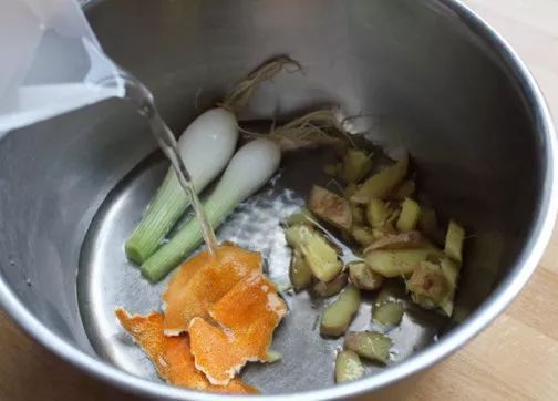 挥发油|生姜和此物一起煮,湿气没了,清肠排毒,肚子平了,预防老年斑!