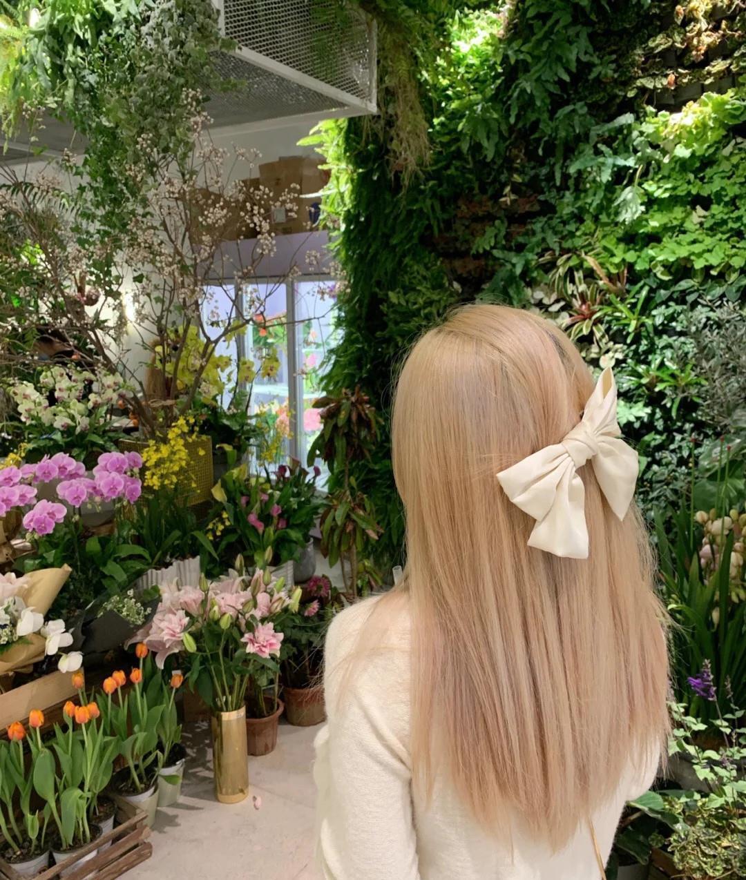 2021年一定要尝试的几款潮色，显白高级又有气质，黄皮也能驾驭