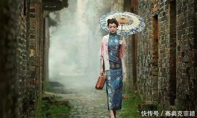 旗袍|旗袍走秀的时候,怎么使用扇子、油纸伞等道具做到如何锦上添花?