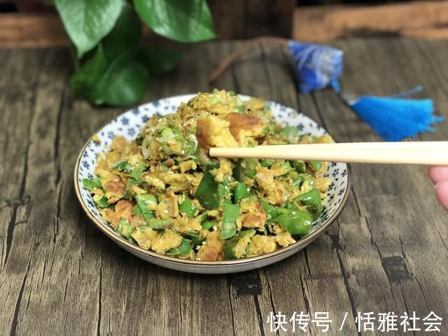 辣椒炒鸡蛋|辣椒炒鸡蛋“农村版”做法，奶奶吃了一辈子，外焦里嫩特别下饭