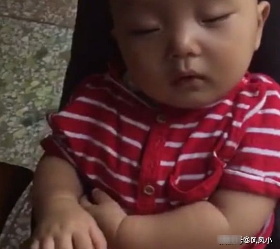 儿子|一岁多儿子睡着了,依然要保持“大哥范”,旁边的妈妈要笑岔气了