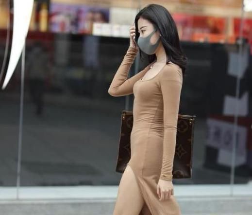 搭配|浅咖色纯棉长裙搭配复古包包,优雅大方,笑容迷人