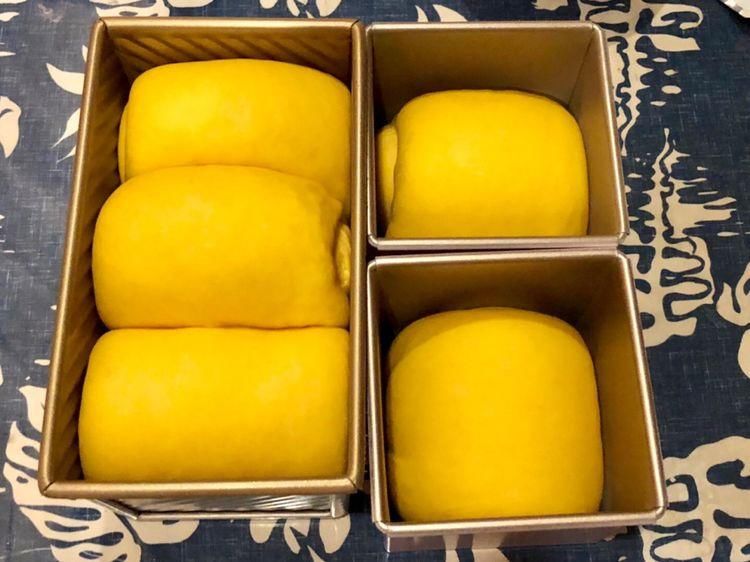 不用一滴水就做出来的南瓜吐司，金黄喧软，柔软好吃