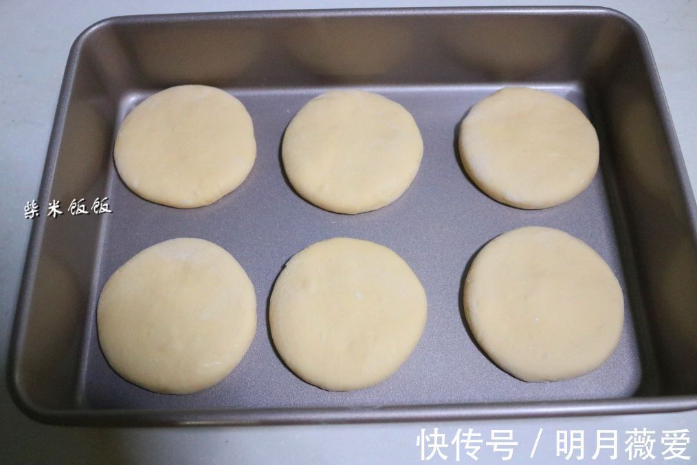 面团|1碗面粉，2个鸡蛋，做成的小饼外酥里软，比面包还好吃
