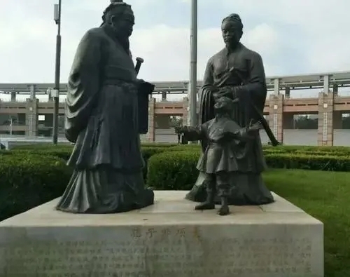 齐国!孔子问一7岁小孩:天上有多少颗星星?小孩回答后,孔子行礼拜师