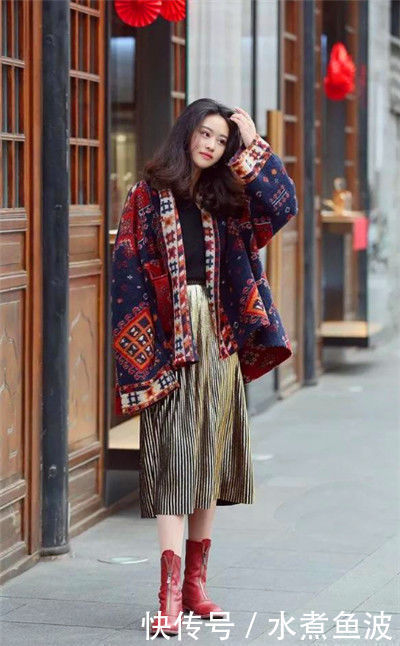 街拍浅妆容颜的小美女,一身简约时尚的穿搭打造出高贵典雅的女神范