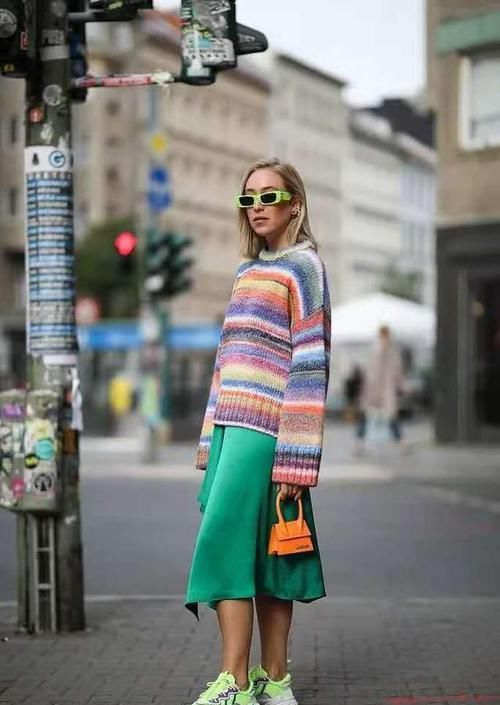 ?女人过了50岁，多穿这3种“冻龄裙”，时髦气质，女儿都夸年轻