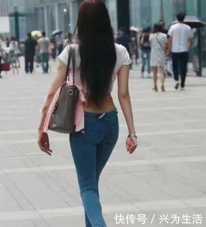 厉害了，那么紧的牛仔裤也要硬往里面塞，网友尴尬癌都犯了