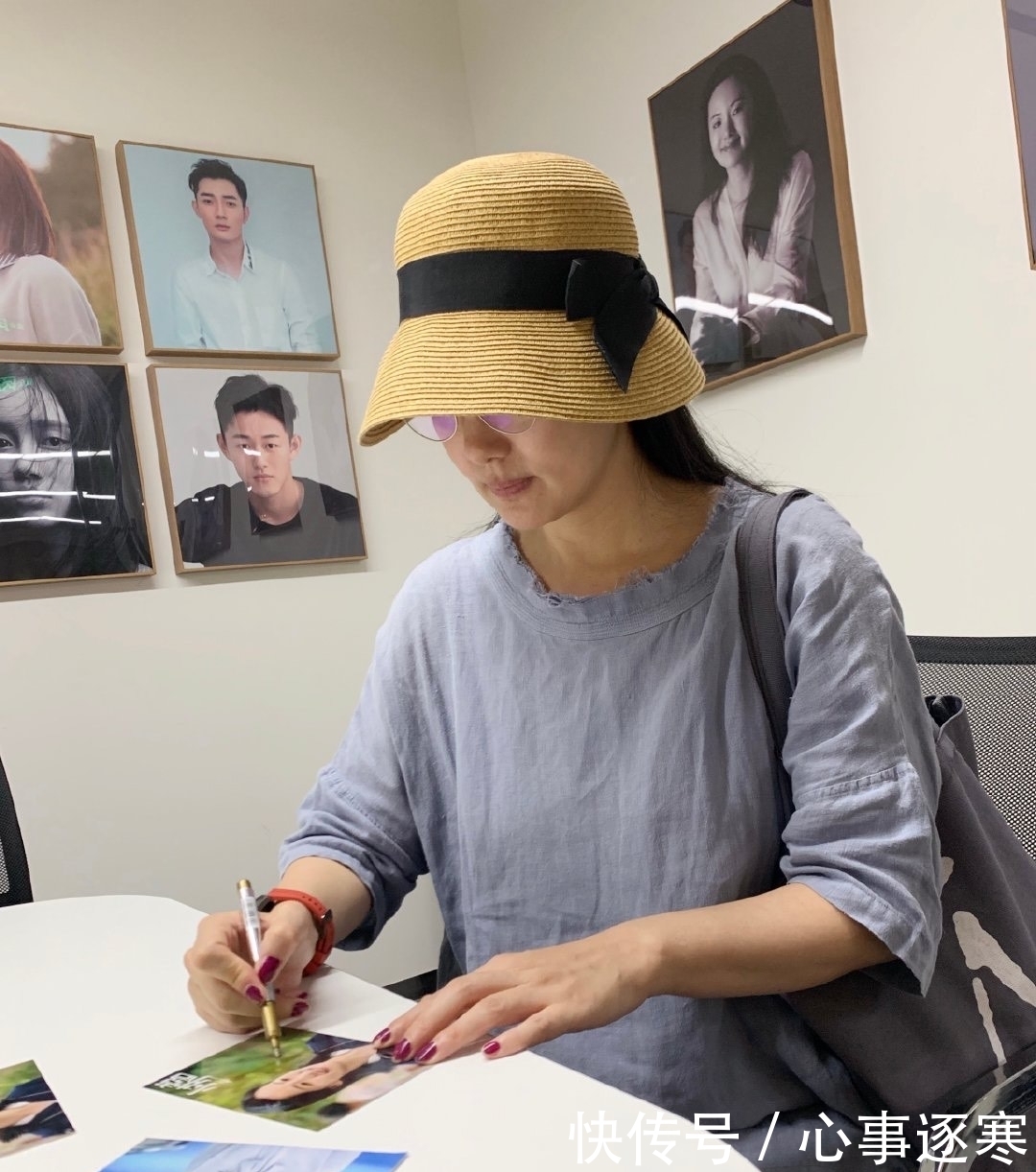 奔五的女人尽量不要大衣配靴子,学明星式穿搭,气质好到让人羡慕