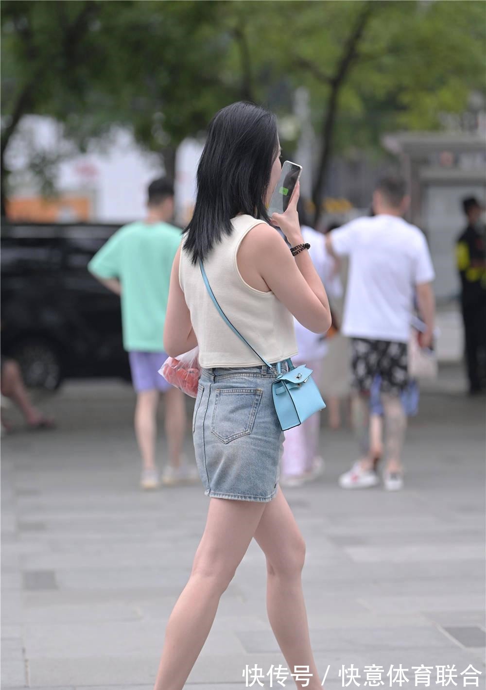 美女 牛仔短裙,夏季清凉穿搭,是很多时尚姑娘喜欢的款式!