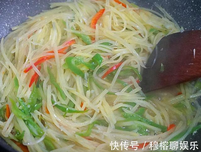 口感|炒土豆丝时别直接下锅，加上一步，吃起来脆爽入味，口感更上一层