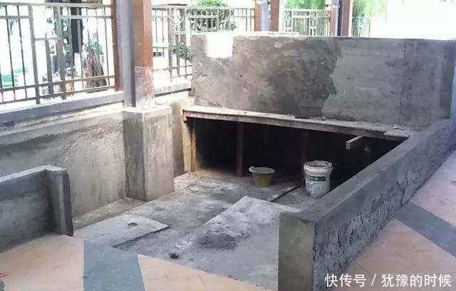 鱼缸和池还可以这样结合?只能说很有想法,有钱我也搞一个!