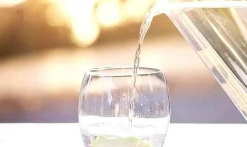 早上起床后喝水有讲究,空腹时最好喝温热的白开水