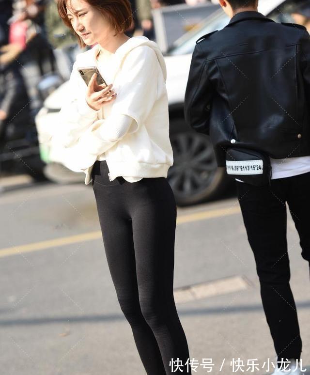 极简风 白色针织连帽外套搭配黑色打底裤,极简风穿搭便是如此