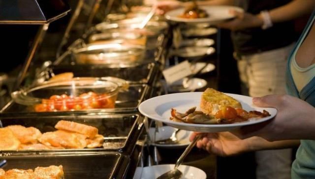  吃自助餐若看到“每人限量一份”的食品，别拿买的永远没卖的精
