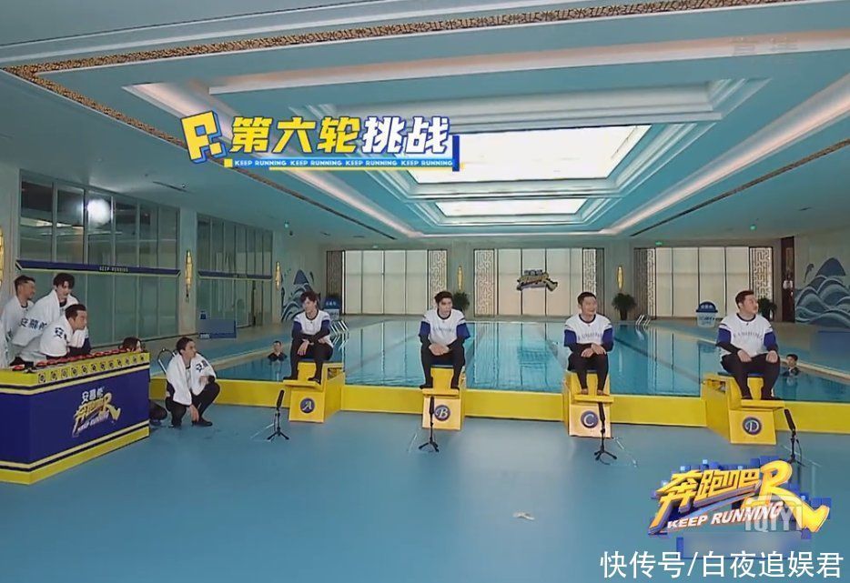 天花板|蔡徐坤在《跑男》中下水,脱妆之后素颜引热议,简直是内娱天花板