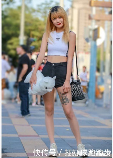 黑牛仔裤 白色短打T恤搭配牛仔短裤,独特新颖,潮流个性