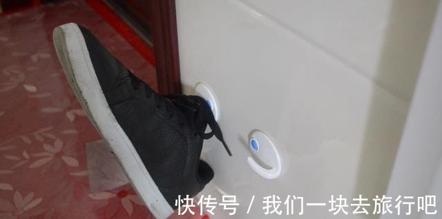 在门上贴一个挂钩,用途太棒了,很多家庭还不知道,早些提示家人!
