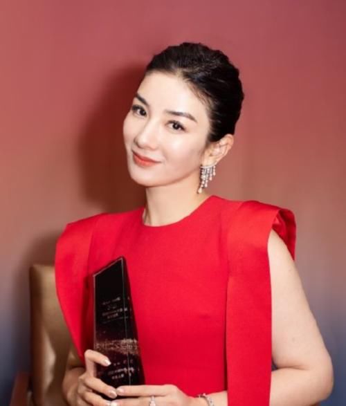 黄奕称和张雨绮撞剧本，吐槽大会上化身“段子手”，她实在是敢说