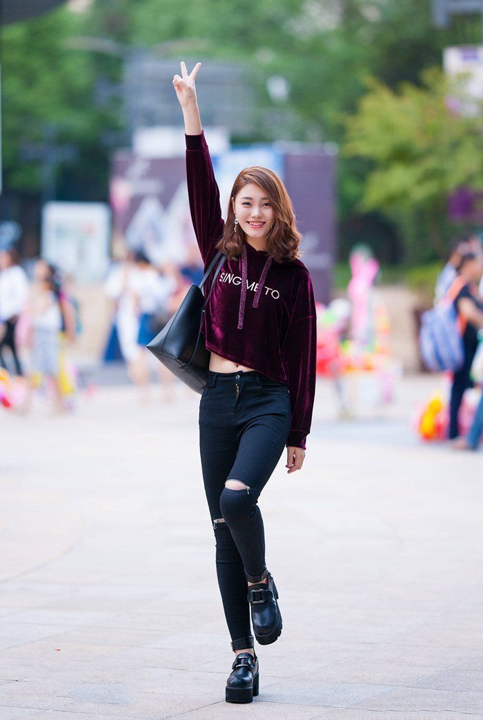 风采|美女街拍:穿搭深紫色的卫衣外套,配合甜美的笑容,看着很有青春风采