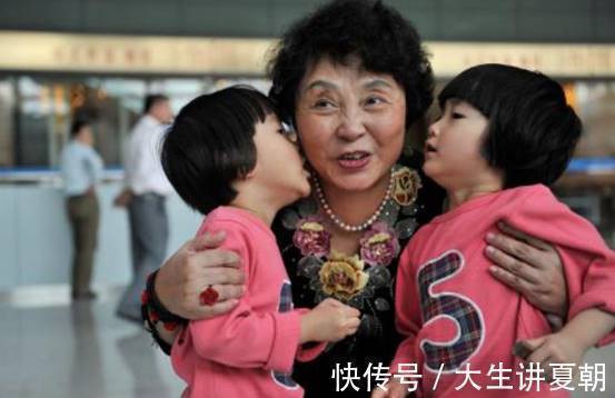 失独|退休金过万,60岁失独母亲冒死生下双胞胎,10年过去,她却后悔了