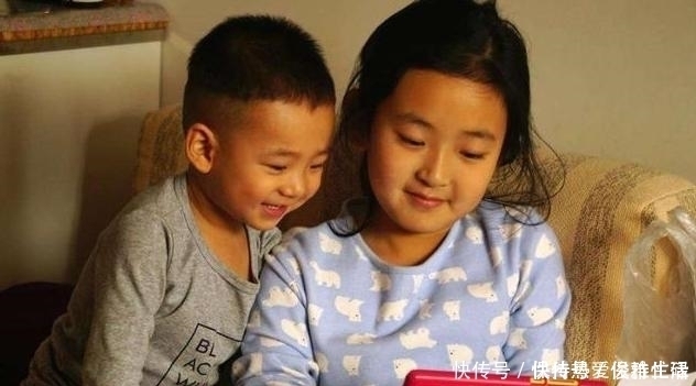 肩膀|“最美姐姐”火了，小肩膀背起双胞胎妹妹，网友：长姐如母呀