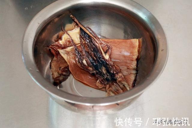 干鱿鱼只用水是泡不软的，厨师来了教你水发鱿鱼，海味干货变海鲜