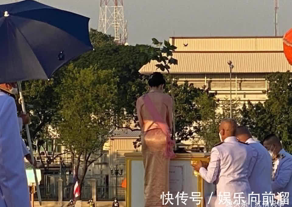 苏提达$36岁诗妮娜虚荣心强,用大黑伞代替华盖,集体亮相时终于露馅了