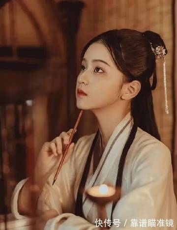 彩霞如锦，任我凭栏品，拥着芬芳花前饮，玉手云鬟香沁