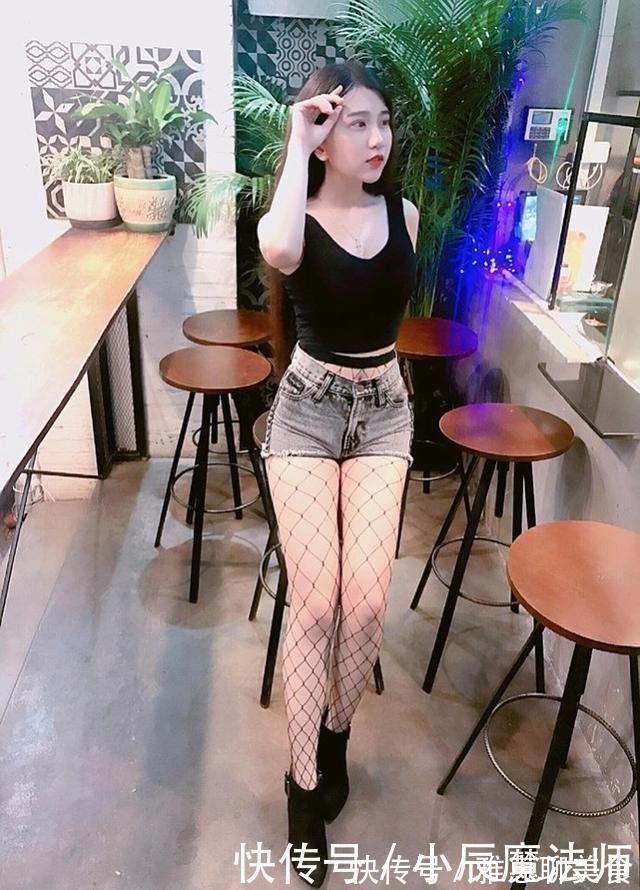 紧身 美女穿搭紧致打底裤展现迷人的身材，尽显潮流风范