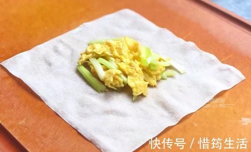 不用揉面，这菜做的饼真香，忍不住吃光了一大盘！