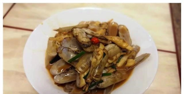 我请闺蜜来家做客,老公特意下厨做了一桌菜,饭后闺蜜夸我好福气