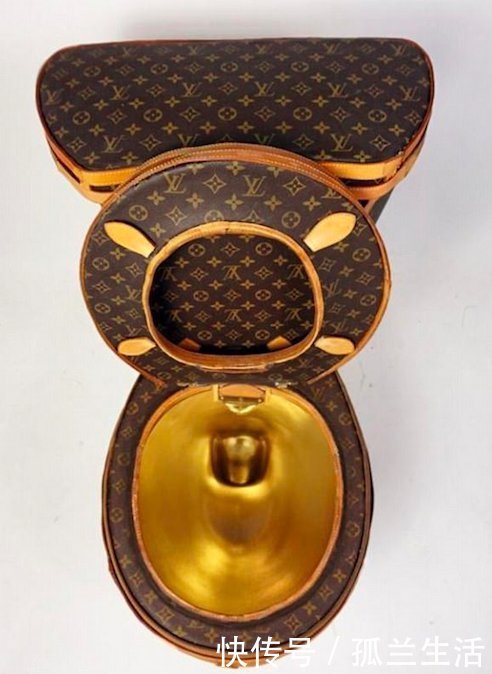 包包|竟然用24个LV包包打造马桶?不得不说这个艺术家是真的有钱!