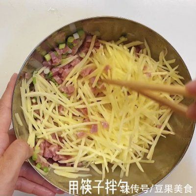 小葱|原来香肠土豆丝饼才是真正的米饭杀手