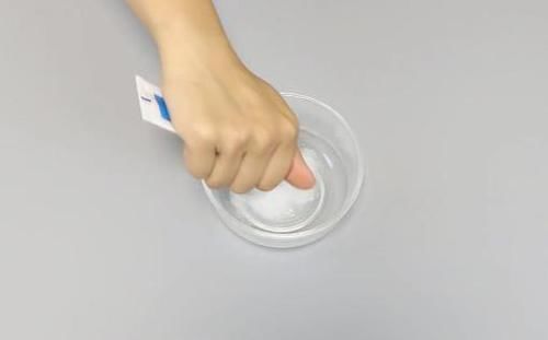 每次洗衣服时滴一滴它,不用搓就能干净如新,可惜知道的人不多