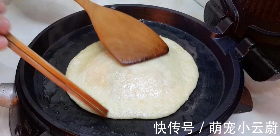 案板|3勺清水，1斤面粉，淋上鸡蛋液，教你做创意早餐饼，比葱油饼好吃