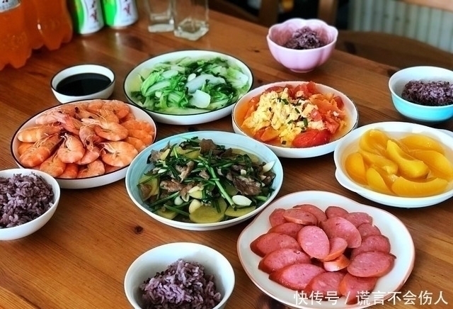 家里3个孩子，吃饭不凑合，做一桌家常菜，朋友担心儿子接不走