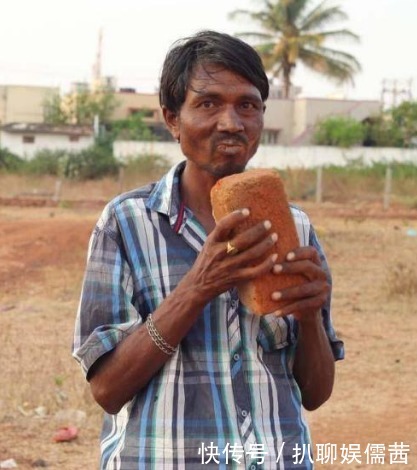 印度一男子不吃饭菜,以砖头为主食,连续吃了20年