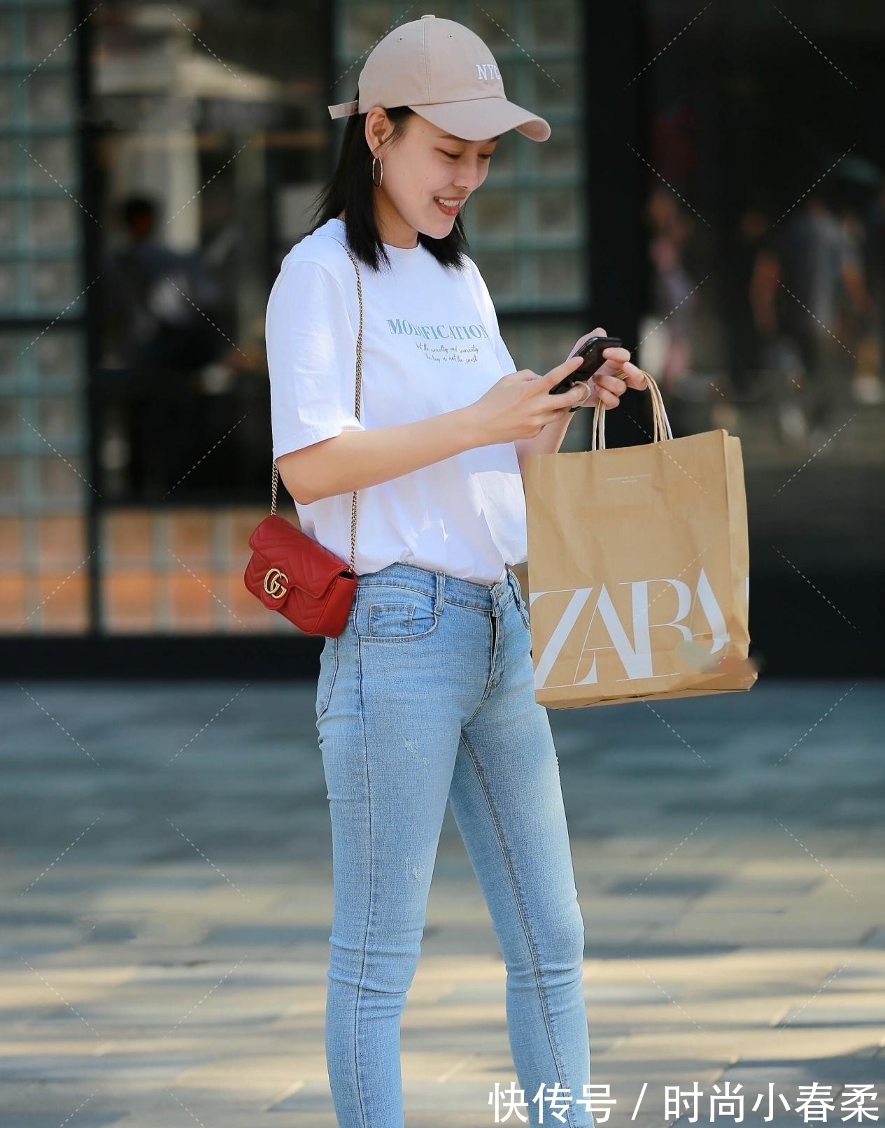 清新感 短袖搭配牛仔裤,白色和蓝色搭配在一起,能搭配出一种时髦感