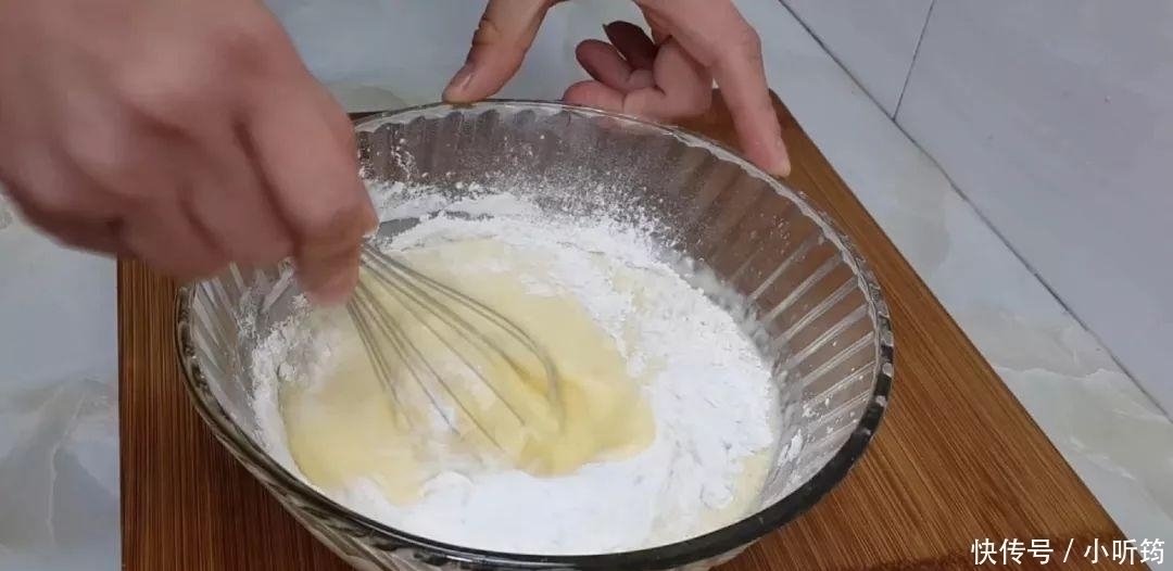 鸡蛋饼最好吃的做法,筷子一搅,做法比葱油饼简单,比煎饼都好吃