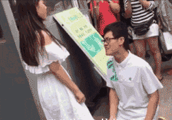 |搞笑GIF趣图姑娘,你能抱起这么多力气实在是不小了。