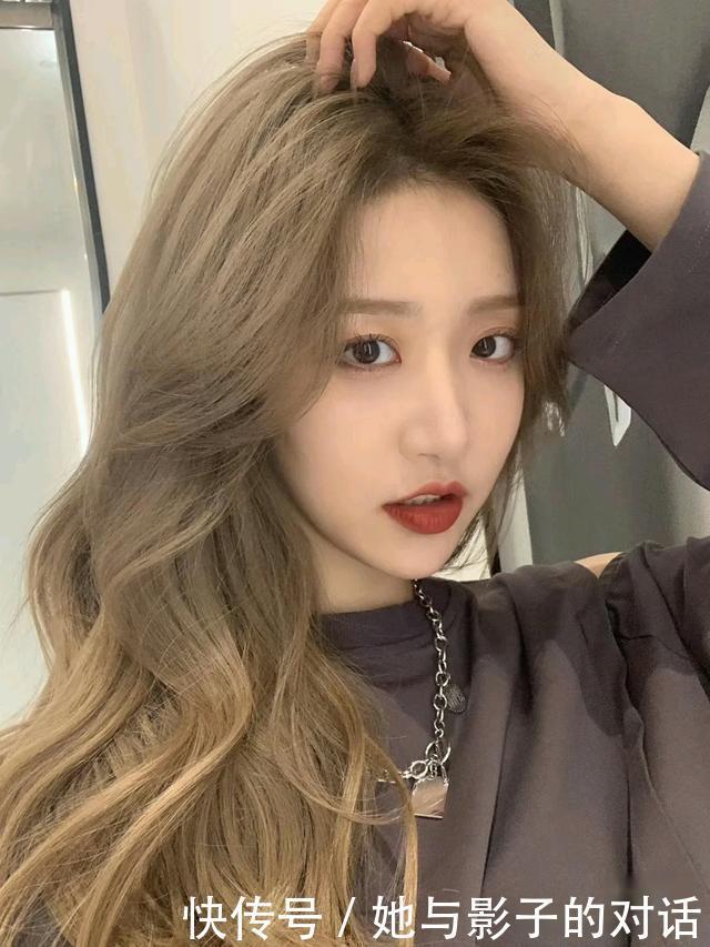 2020秋冬流行的“发色”,不仅白皮女孩染好看,黄黑皮染也超显白