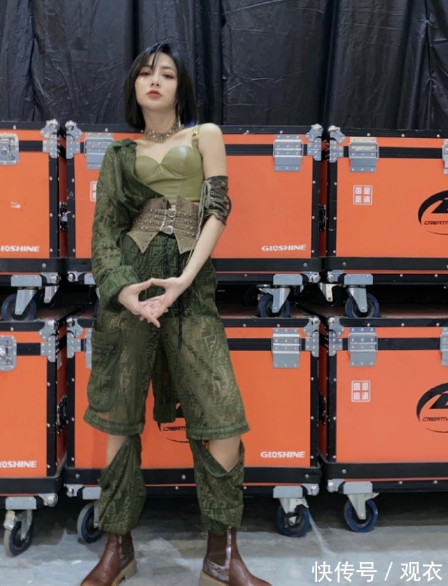 黑色系|谢可寅有多保守？穿西装裤还要搭配内搭，坐下后秒懂