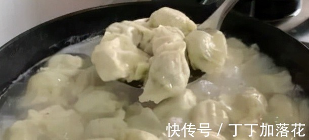 煮饺子，不要开锅就直接丢进去，牢记3点，饺子不破皮不粘还好吃！